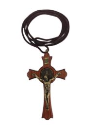 Crucifixo Sao Bento Madeira 55x90mm no Cordao Ref Cr39